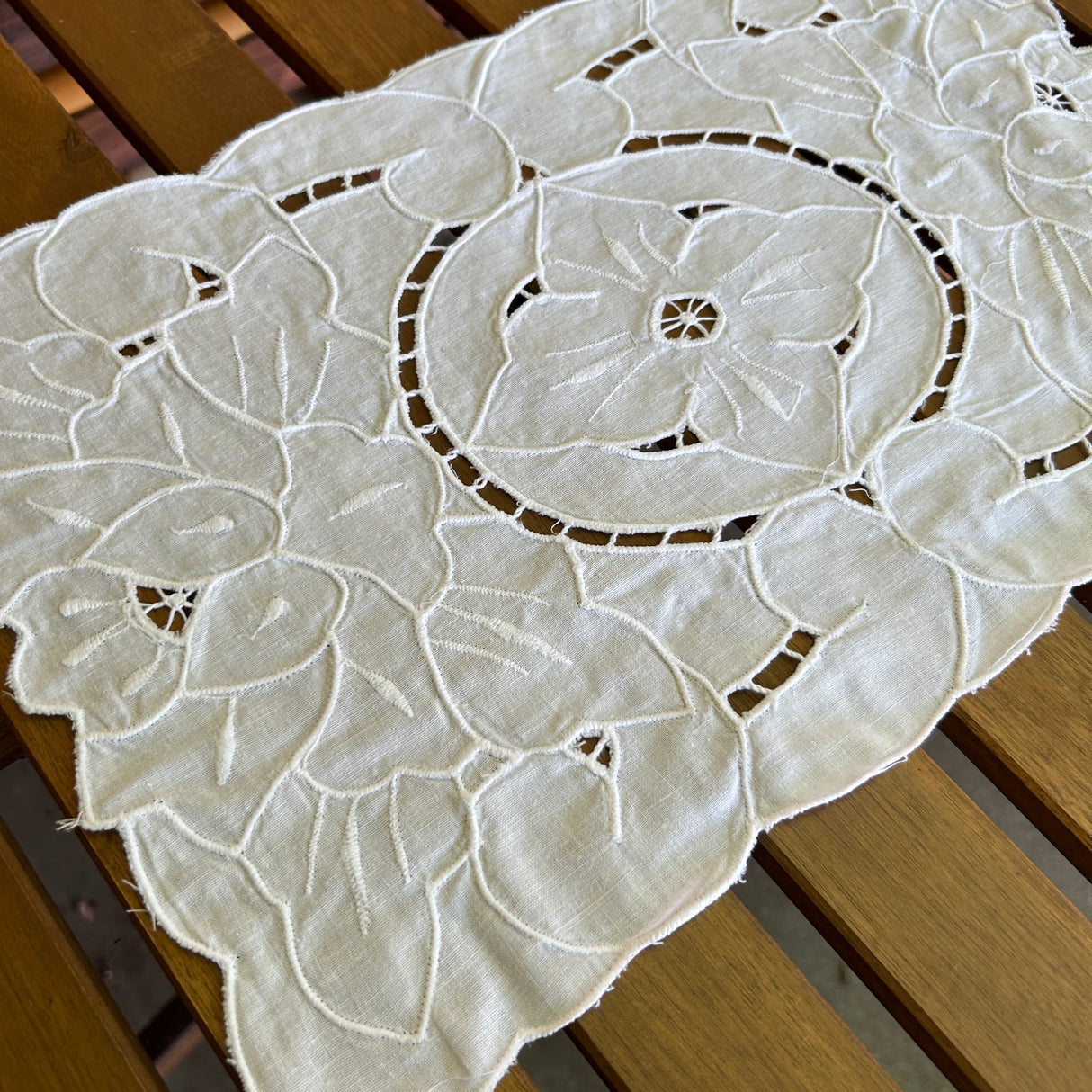 Centro LUCINA (552) by Mondo Biancheria