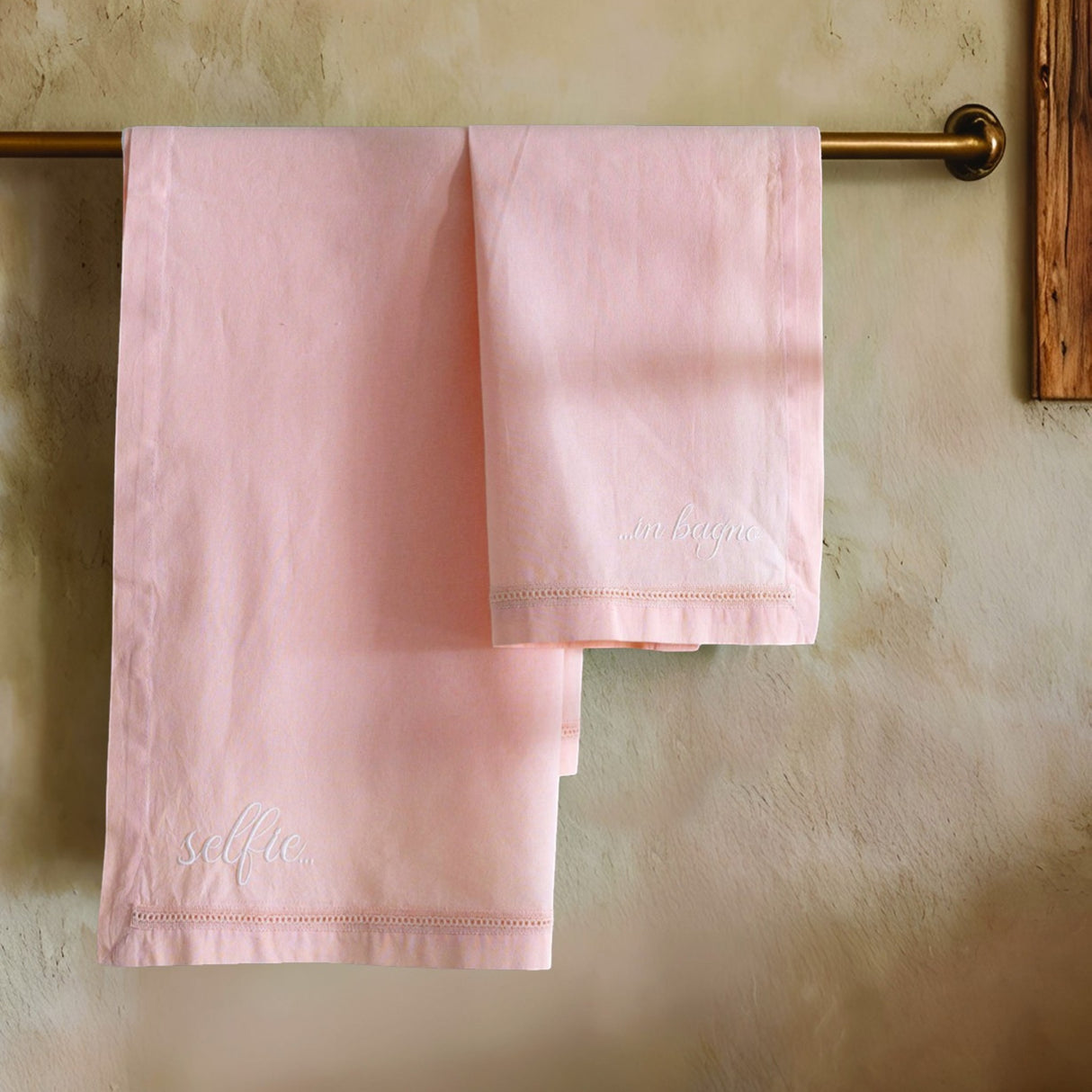 Set asciugamani Camilla L’Atelier17 1+1 cotone con ricamo e orlo a giorno 60x100 40x60