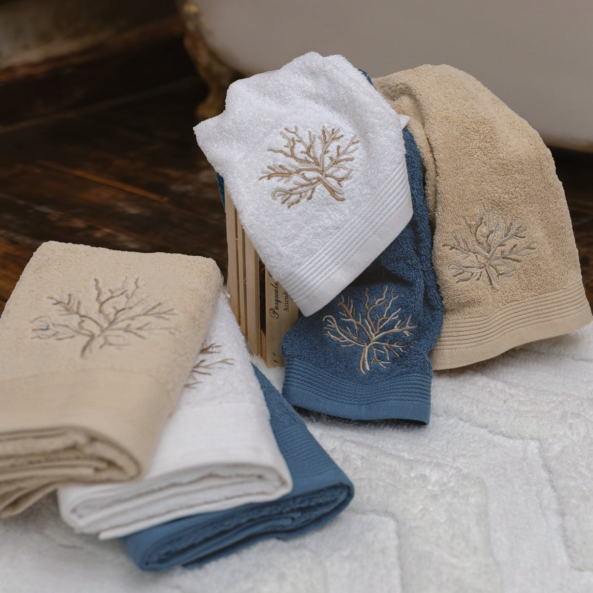 Set Asciugamani 1+1 CORALLI L’Atelier 17 in Spugna Cotone 500 GSM Bianco Sabbia Blu Mare