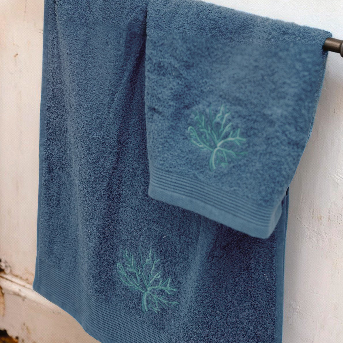 Set Asciugamani 1+1 CORALLI L’Atelier 17 in Spugna Cotone 500 GSM Bianco Sabbia Blu Mare