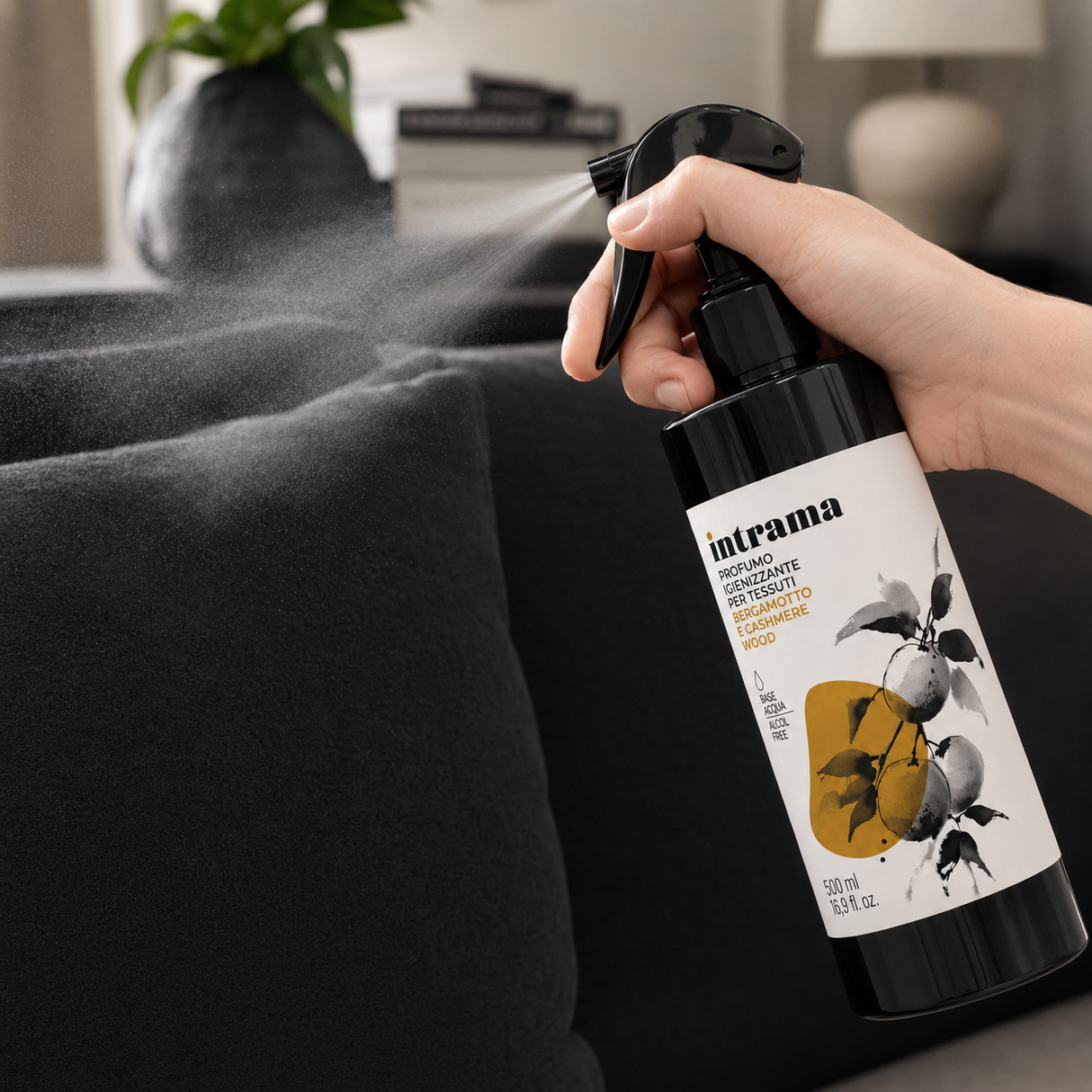Spray Igienizzante per Ambienti, Tessuti e Tendaggi Intrama Bergamotto e Cashmere Wood 500 ml - Karì