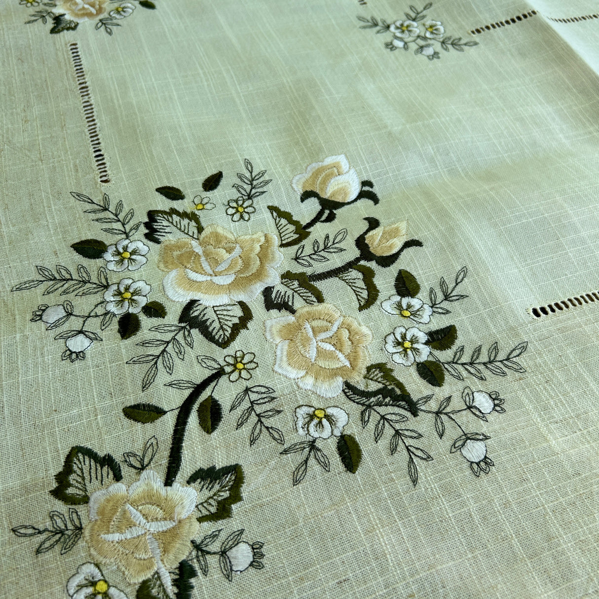 Centro in lino Rose (046) by Mondo Biancheria