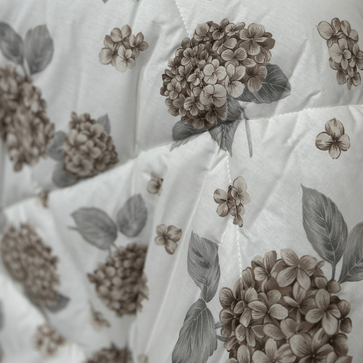 Trapunta ORTENSIA tortora by Opera Prima Firenze