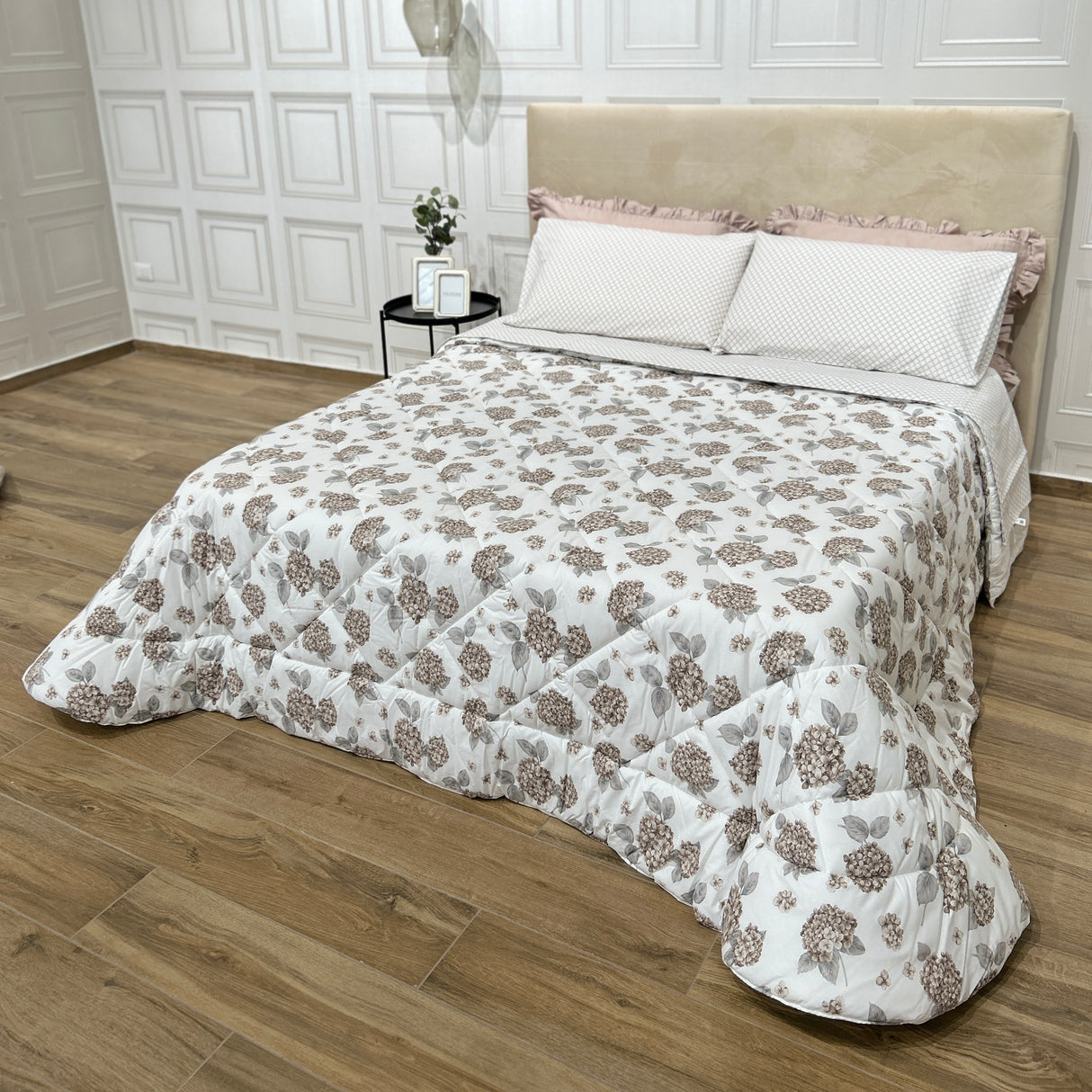 Trapunta ORTENSIA tortora by Opera Prima Firenze