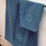 Set Asciugamani 1+1 CORALLI  L’Atelier 17 in Spugna Cotone 500 GSM Bianco Sabbia Blu Mare