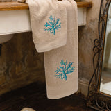 Set Asciugamani 1+1 CORALLI  L’Atelier 17 in Spugna Cotone 500 GSM Bianco Sabbia Blu Mare
