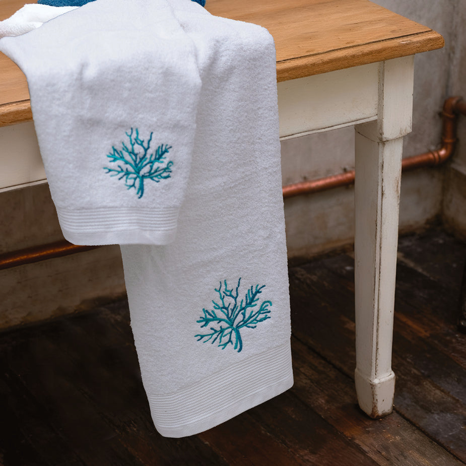 Set Asciugamani 1+1 CORALLI  L’Atelier 17 in Spugna Cotone 500 GSM Bianco Sabbia Blu Mare