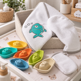 Set Bagnetto Baby Pesciolino 4 Pezzi Accappatoio a Triangolo, Manopola, Cestino e Barchette - Bruco Bruco