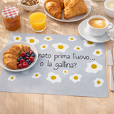 Set 2 Tovagliette "È nato prima l’uovo o la gallina?" 43,5x28,5 cm - Montemaggi