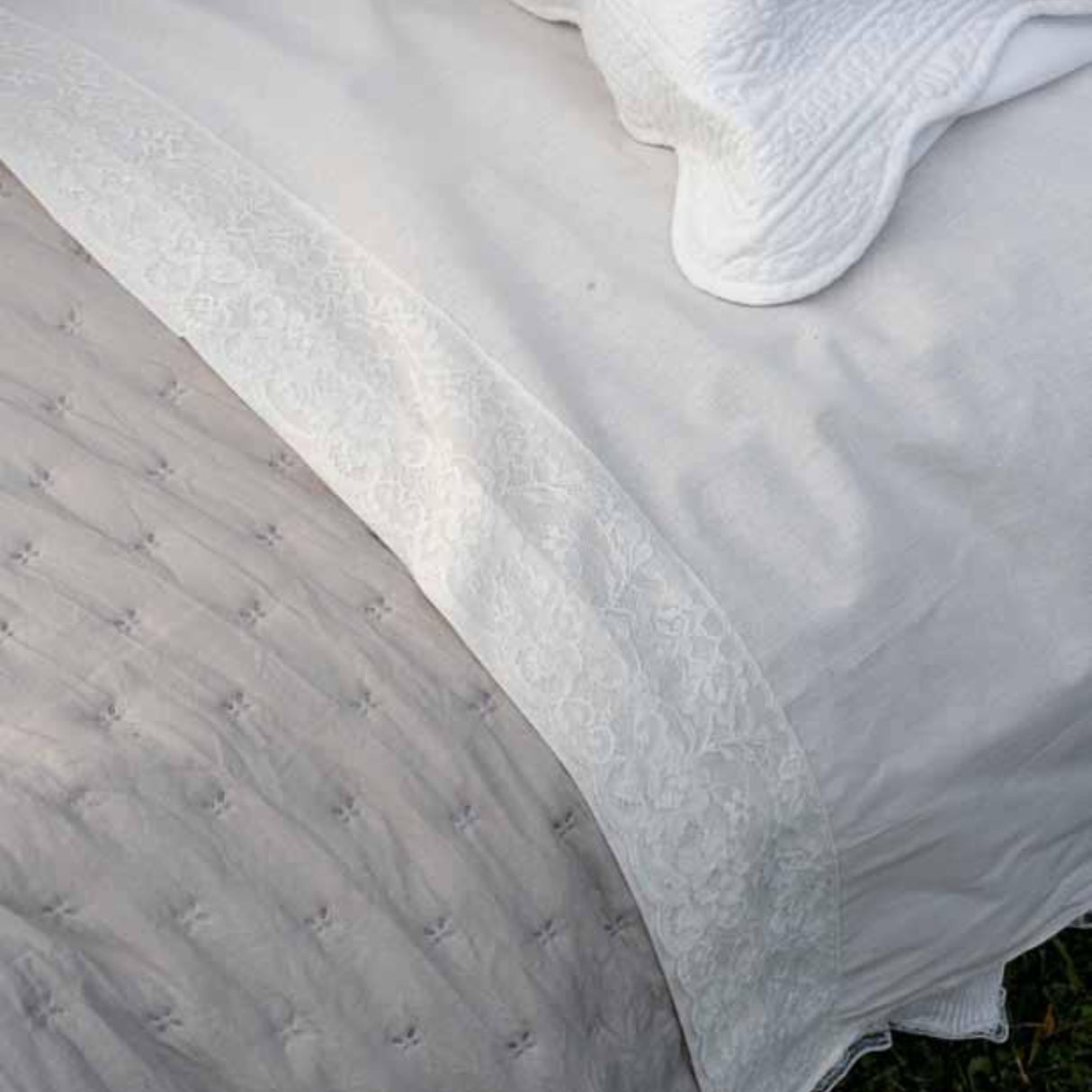 Completo Lenzuola Sophie in Cotone con Pizzo – Singolo, Piazza e Mezza, Matrimoniale | Atelier 17 Made in Italy